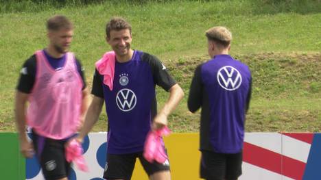 Thomas Müller beendet seine Karriere in der Nationalmannschaft. Das gab der 34-Jährige am Montagvormittag in einem Video auf seinem Instagram- und Youtube-Kanal bekannt. 
