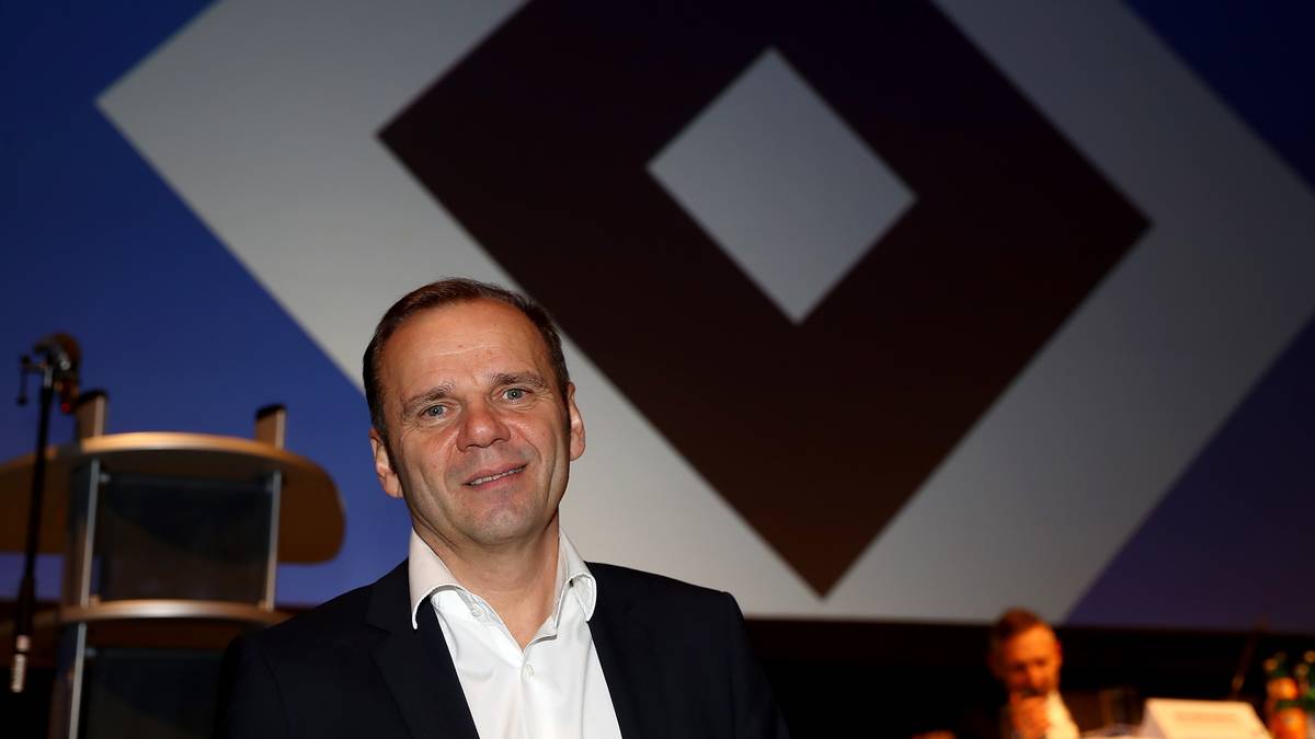 Am 18. Februar wird Bernd Hoffmann mit knapper Mehrheit von 51,09 Prozent zum neuen HSV-Präsidenten gewählt. Nur 18 Tage später folgt das Aus von Bruchhagen und Todt - das Chaos geht weiter