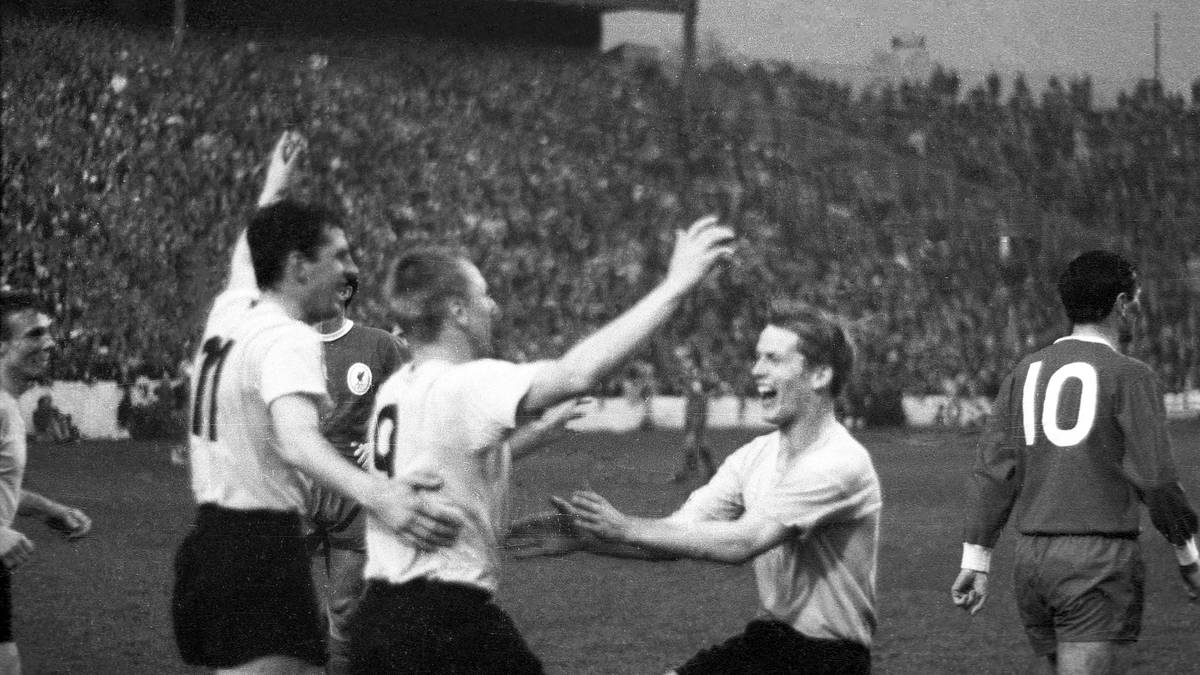 Nach einem Doppelpass mit Lothar Emmerich nimmt Siegfried Held die Kugel volley und bringt die Borussia in Führung. Doch der Vorsprung hält nur sieben Minuten, Roger Hunt gleicht für die Reds aus. Es geht in die Verlängerung, vieles spricht für den Liverpool. Doch dann...