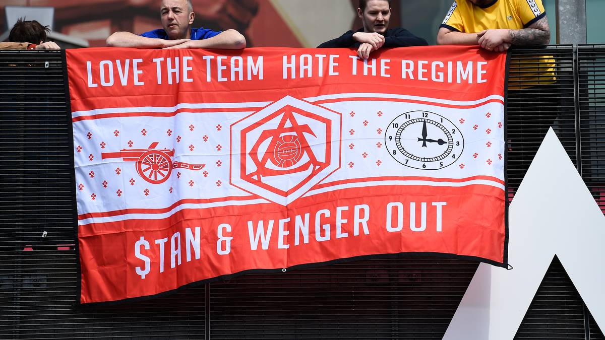 Immer wieder bringen Anhänger des Klubs ihre Abneigung zum Ausdruck. "Stan und Wenger raus" lauten Forderungen auf klassischen Bannern. Nach dem Aus des französischen Coachs kommt dann der Aufschwung bei Arsenal. Die Veränderungen im Führungsstab tragen Früchte und führen ins Finale der Europa League