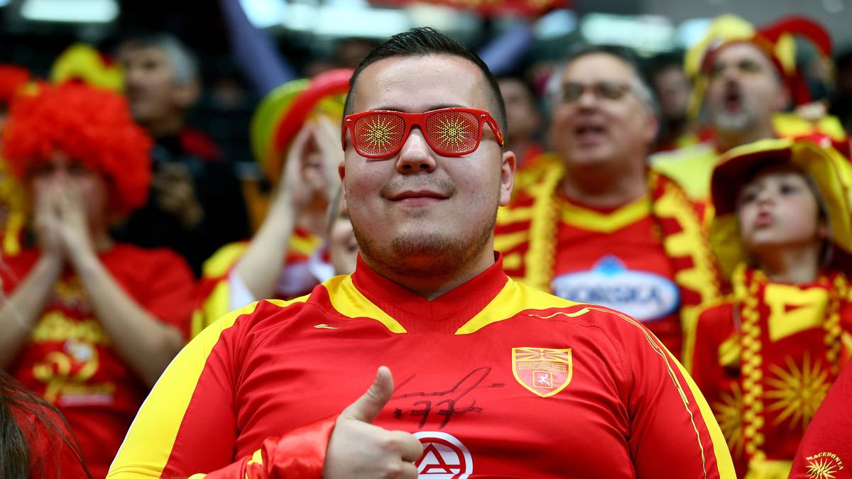 Diesen Mazedonien-Fan mit Durchblick scheint die Niederlage nichts auszumachen. Er sagt: Daumen hoch 