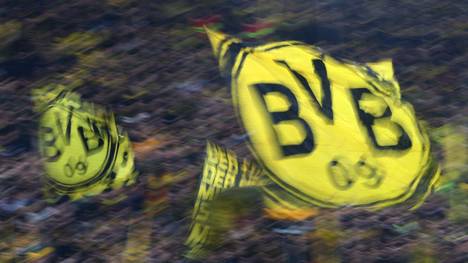 Borussia Dortmund: Plakat-Aktion mit BVB-Spielern - Staatsschutz ermittelt, In der Dortmunder Innenstadt tauchten Plakate gegen Rechtsextremismus mit BVB-Logo auf 