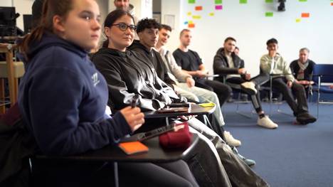 KickIn! ist eine deutschlandweite Beratungsstelle für Inklusion, die sich für Vielfalt im Profifußball einsetzt. Die Beratungsstelle unterstützt Fans, Vereine und Verbände dabei, Barrieren abzubauen und Fanszenen, das Vereinsleben und das Stadionerlebnis so zu gestalten, dass alle auch wirklich aktiv teilhaben können. 