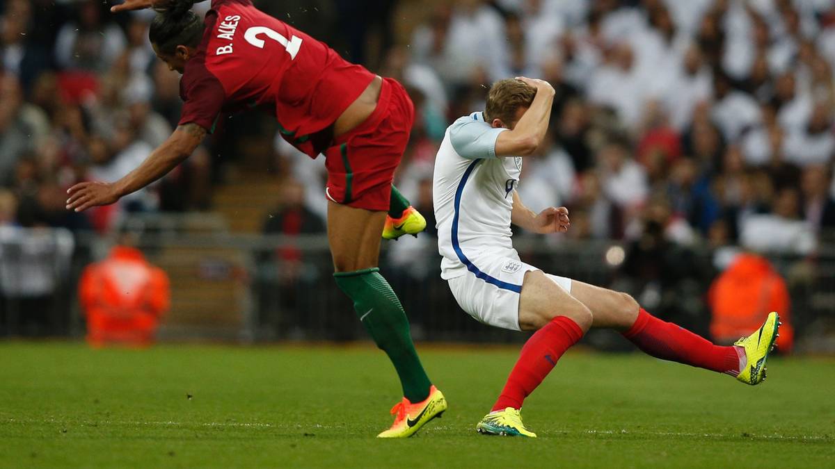 Nach dem Volltreffer rollt sich Kane ab, springt auf und will sogar weiterspielen. Der Stürmer ist eben englische Härte gewohnt. Doch der Schiedsrichter unterbricht den Antritt von Kane mit einem Pfiff . . .