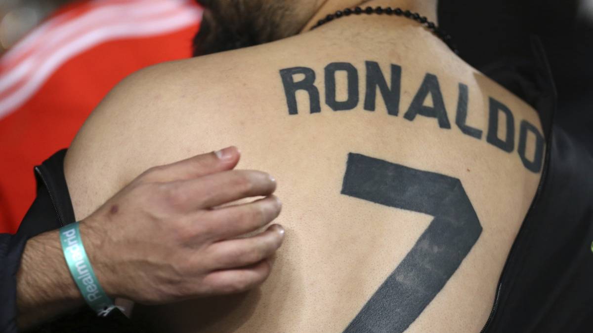 Beim Champions-League-Spiel der Königlichen auf Zypern präsentiert ein Fan ein ganz besonderes Tattoo. Auf seinem Rücken trägt er die Rückennummer des Real-Stars Ronaldo in der aktuellen Schriftart