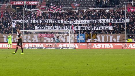 Beim Spiel FC St. Pauli - Dynamo Dresden in der Zweiten Bundesliga fielen Fans beider Seiten äußerst negativ auf