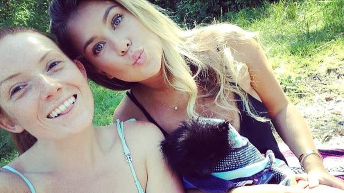 Andre Schürrles Ex-Freundin Montana Yorke ist mit einer Freundin noch ganz entspannt