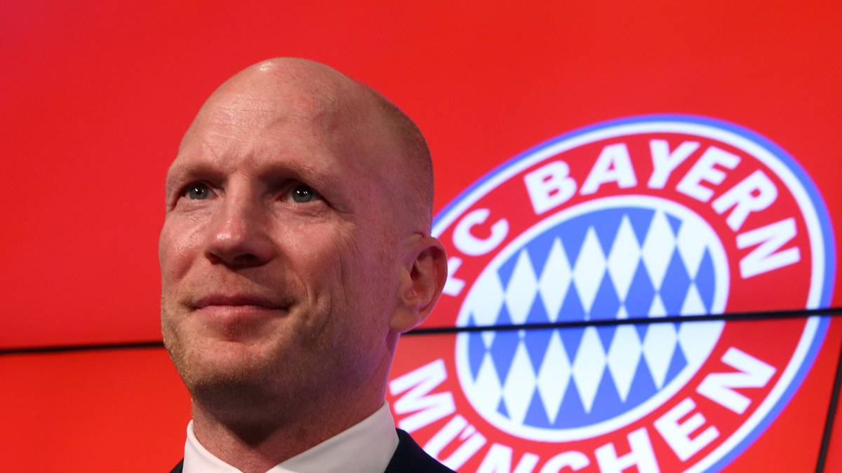 Im Sommer 2012 folgt dann der Paukenschlag: Sammer beerbt den glücklosen Christian Nerlinger und wird neuer Sportvorstand des FC Bayern München. Der ursprünglich bis 2016 datierte Vertrag mit dem DFB wird aufgelöst