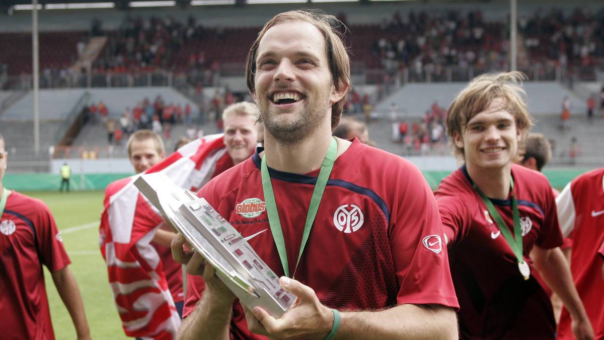 und wird auf Anhieb Meister mit Andre Schürrle (hi. 2.v.l.) und Jan Kirchhoff. Im Finale schlägt der FSV Borussia Dortmund mit den Götze-Brüdern Mario und Fabian. Wenige Monate später wird der aufstrebende Trainer für den Erfolg belohnt