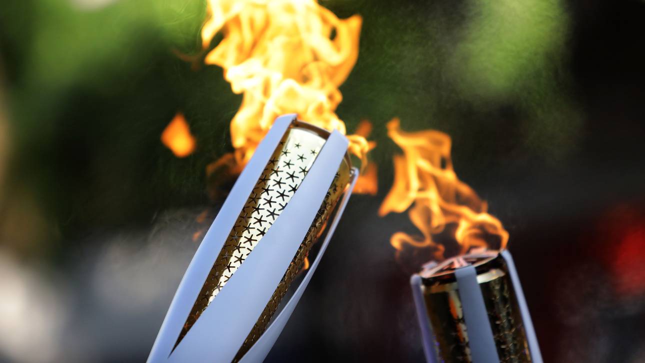 Olympia: eSportler tragen Fackel