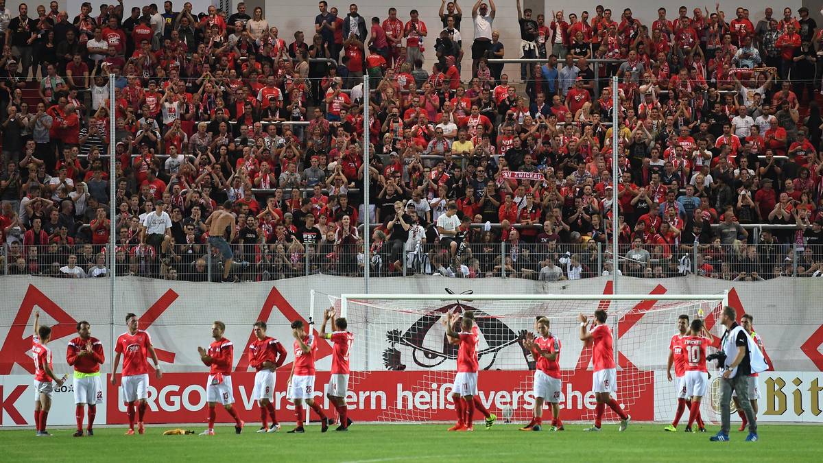 Die Gastgeber gehen geknickt, dürfen sich von den Fans aber zurecht feiern lassen