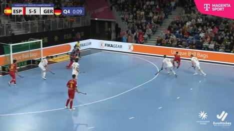  Mit den letzten Sekunden der Partie trifft Spaniens Vierfach-Torschütze Ignacio Abajo zum 6:5 und mitten ins deutsche Hockey-Herz.
