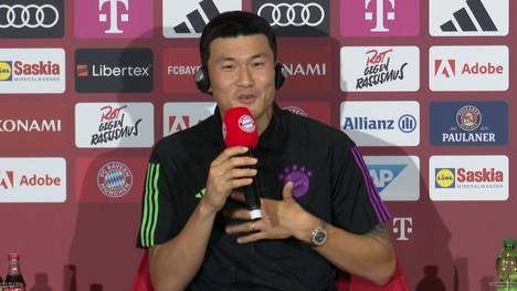 Bayern-Neuzugang Min-Jae Kim spricht auf der Pressekonferenz über seine Zeit beim Militär in Südkorea.