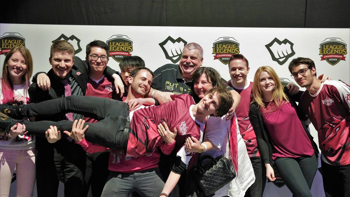 Beim Fan-Treffen feierten die Anhänger und seine eigenen Mitspieler den Mid-Laner gebührend