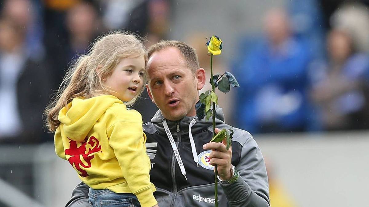 Nele lief 2014 auf den Platz und schenkte Torsten Lieberknecht eine blau-gelbe Rose