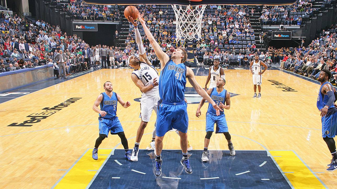 Nowitzki von Carter böse abgeräumt