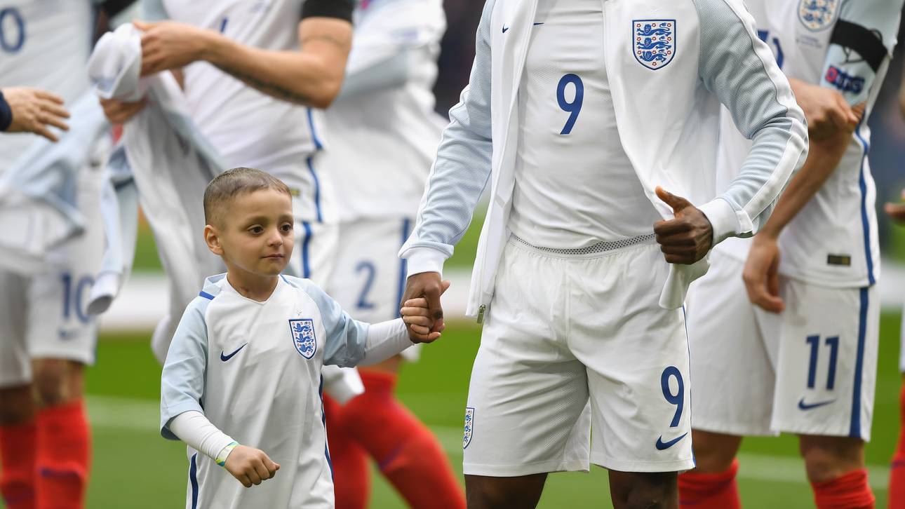 Todkranker Fan läuft mit England ein