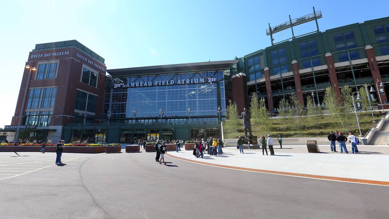 Auto-Jagdszene vor Packers-Arena