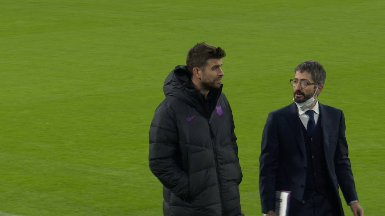 Gerard Piqué vom FC Barcelona wird beleidigt und sieht die rote Karte