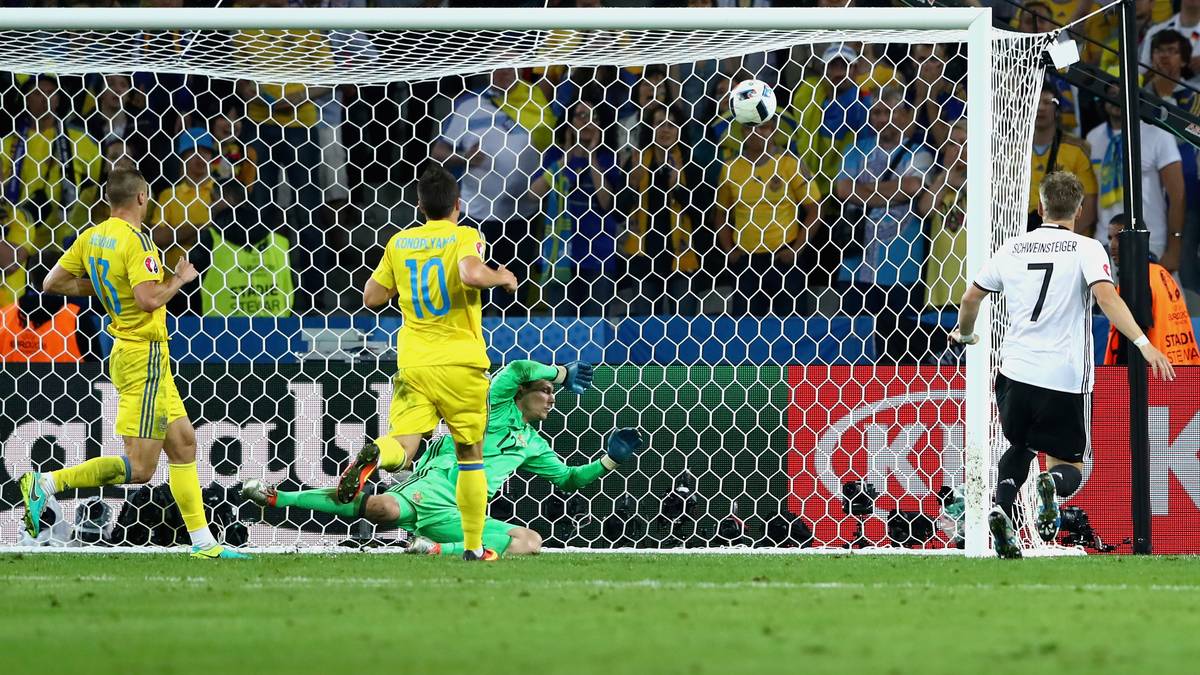 Schweinsteiger wird gerade noch fit und kann einige Glanzlichter setzen. Einen Joker-Einsatz zum Auftakt gegen die Ukraine krönt er mit dem Tor zum 2:0 mit einem denkwürdigen 192-Meter-Sprint (Torjubel inbegriffen)