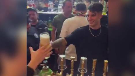 Nach der Niederlage gegen Italien in der Nations League gab es bei den ungarischen Nationalspielerin keine schlechte Laune - stattdessen spielten die Profis für ihre Fans Barkeeper. 