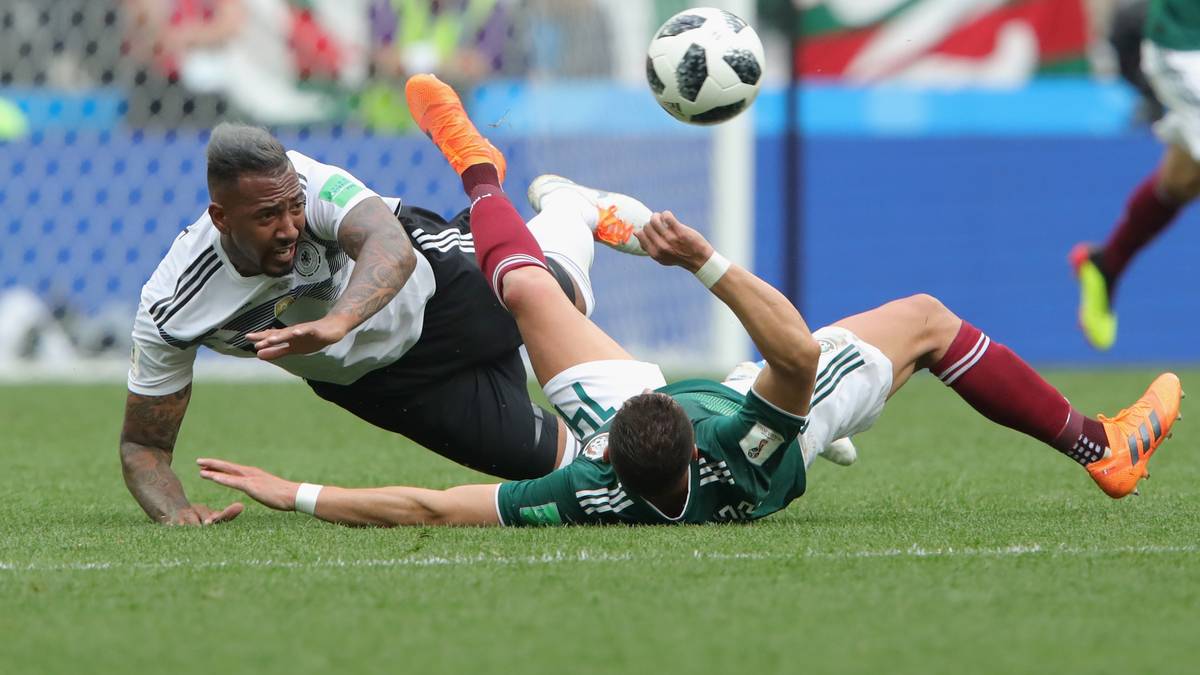 Sport-Express: "Stillstand. Was stimmt nicht mit der WM? Man hat das deutsche Debüt lange erwartet und wollte wissen, in welcher Verfassung sich die Mannschaft befindet. Der erste Pass, Annahme, Schuss – man denkt die deutsche Maschine funktioniert, wie sie sollte. Schnell stellte sich heraus, dass die Maschine ohne Antrieb gekommen ist"