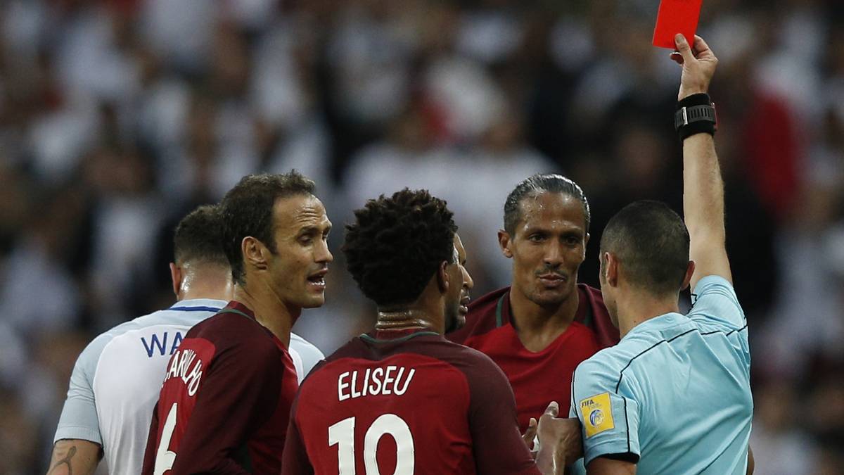 . . . und gibt Alves völlig verdient die Rote Karte. Der italienische Unparteiische musste wohl nie eine einfachere Entscheidung in seiner Karriere treffen