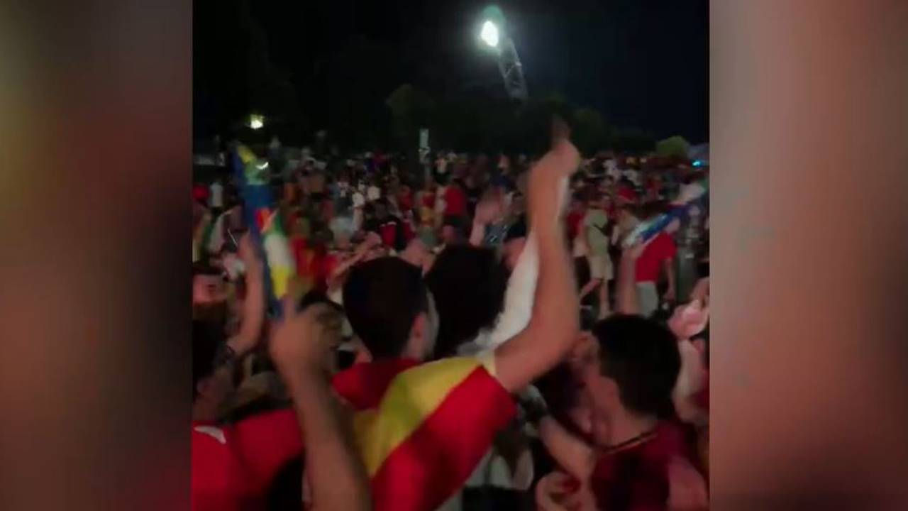 Spanien-Fans mit Sprechchören für Marc Cucurella auf Münchner Fanfest | EM 2024