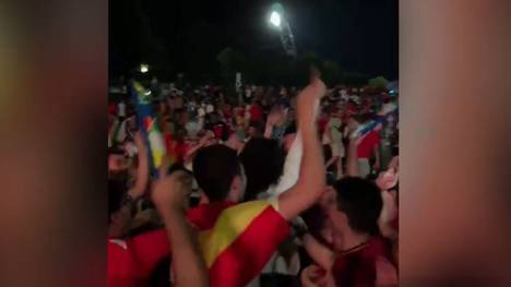 Spanien zieht ins Finale der UEFA EURO 2024 ein. Auf dem Fanfest in München können sich die spanischen Fans eine kleine Spitze gegen die deutschen Fans nicht verkneifen.