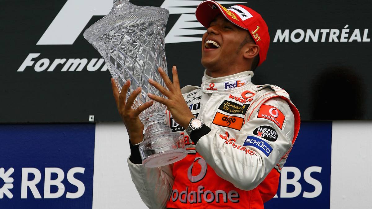 Der aktuelle Weltmeister hat ebenfalls nicht lange auf seinen ersten Triumph warten müssen. Gerade einmal 22 Jahre und 154 Tage ist Hamilton alt, als der damalige McLaren-Pilot in Kanada den Siegerpokal überreicht bekommt
