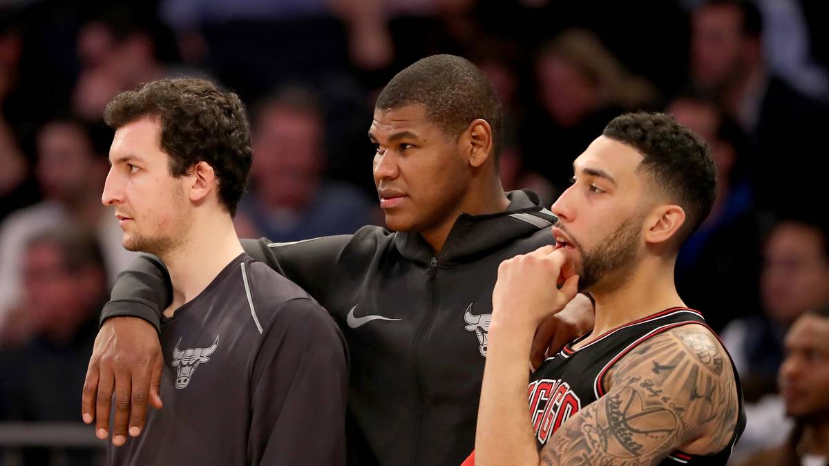 PLATZ 24 - CHICAGO BULLS (20-41): Für Paul Zipser (l.) ist die aktuelle Saison ein Rückschritt. Nachdem er im Vorjahr an der Seite von Dwyane Wade und Jimmy Butler glänzen konnten, muss der Heidelberger trotz des Umbruchs häufig auf der Bank Platz nehmen. Nach einem kleinen Zwischenhoch spielen auch die Bulls nur noch um eine gute Position in der Lottery, haben aber zumindest mit Lauri Markkanen, Zach LaVine, Kris Dunn und David Nwaba einen jungen Kern gefunden