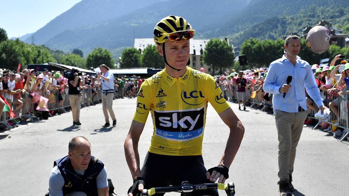 Christopher Froome hat bereits zu einer frühen Phase der Tour das Kommando übernommen. Vor dem Start der Königsetappe zeigt er sich stolz im gestern eroberten Gelben Trikot