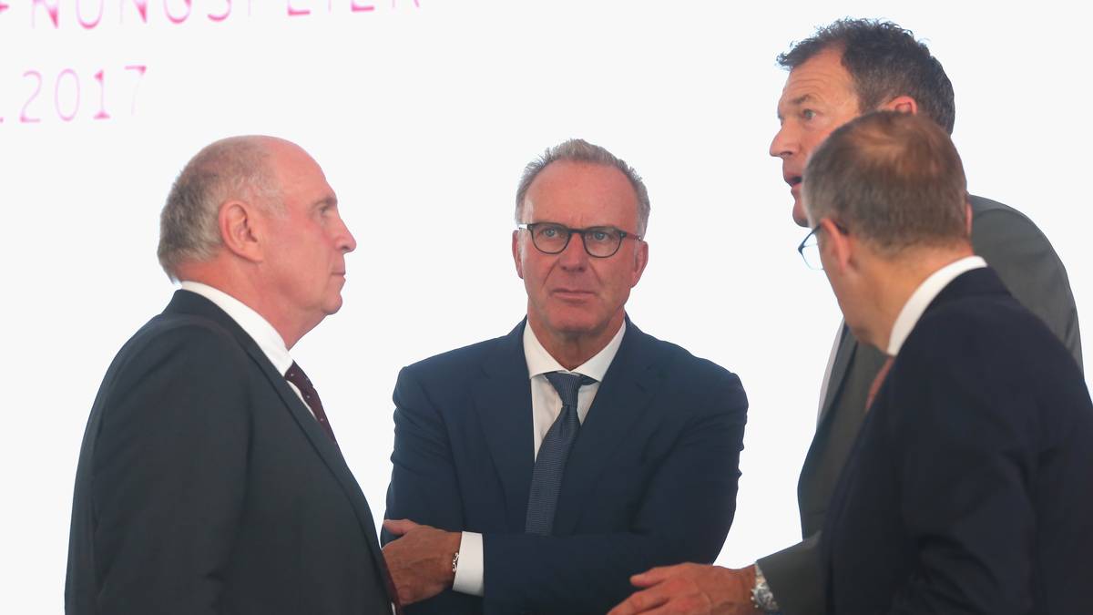 MITTWOCH, 27. SEPTEMBER: Matchday. Die Bayern-Bosse erfahren beim Frühstück, dass Ancelotti Arjen Robben, Franck Ribery und Mats Hummels auf die Bank, Jerome Boateng sogar nur auf die Tribüne setzen will. Rummenigge versucht Ancelotti umzustimmen, doch der bleibt stur