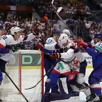 Die Slowakei hat bei der Eishockey-WM mit einem überraschenden Sieg aufhorchen lassen. Der Olympiadritte, der zum Auftakt gegen Deutschland verlor, besiegt die stark besetzten Amerikaner.