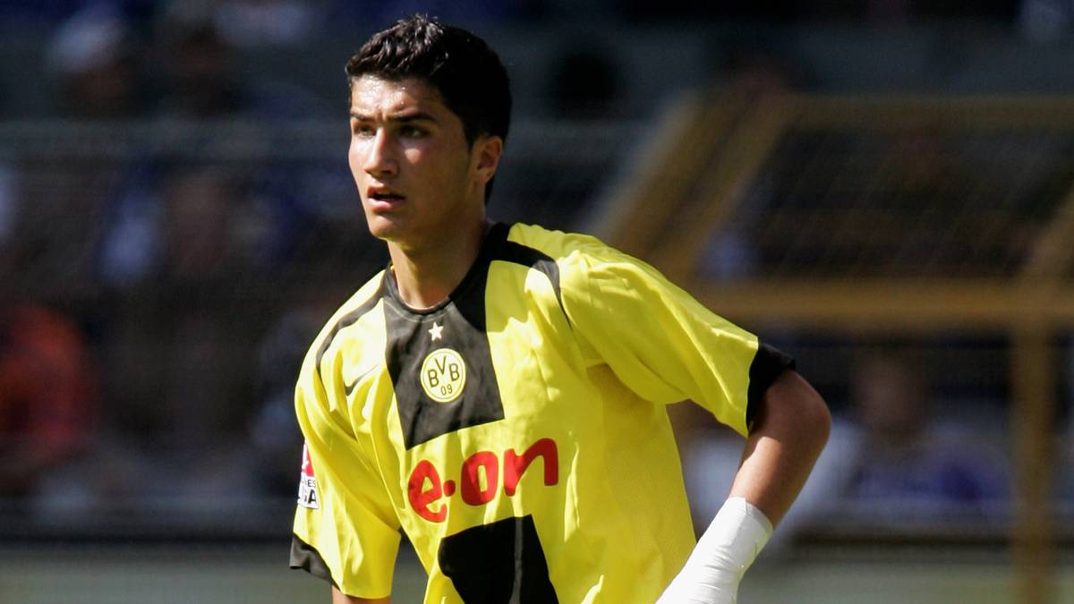 Mit gerade einmal 16 Jahren startete NURI SAHIN schon 2005 in der Bundesliga für Borussia Dortmund durch. Um sich das Riesentalent fest zu sichern, lud ihn die Türkei auch sofort zu einem Länderspiel ein