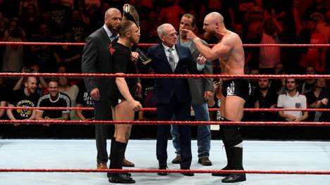 Pete Dunne (2.v.l.) und Zack Gibson (r.) duellierten sich bei WWE NXT vor den Augen der Legenden Triple H, Johnny Saint und Shawn Michaels (v.l.)