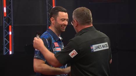 Luke Humphries gewinnt bei der World Series of Darts sein erstes Spiel gegen James Wade im Decider und überlebt dabei auch Matchdarts des Engländers.