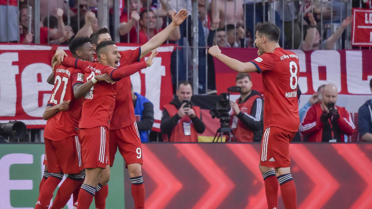 AS: "Bayern verpasst Dortmund einen Schlag. Die Bayern holen sich den Thron der Bundesliga zurück. Kovacs Team überwältigt Borussia Dortmund und dominiert den Gegner in nahezu allen Facetten des Spiels"