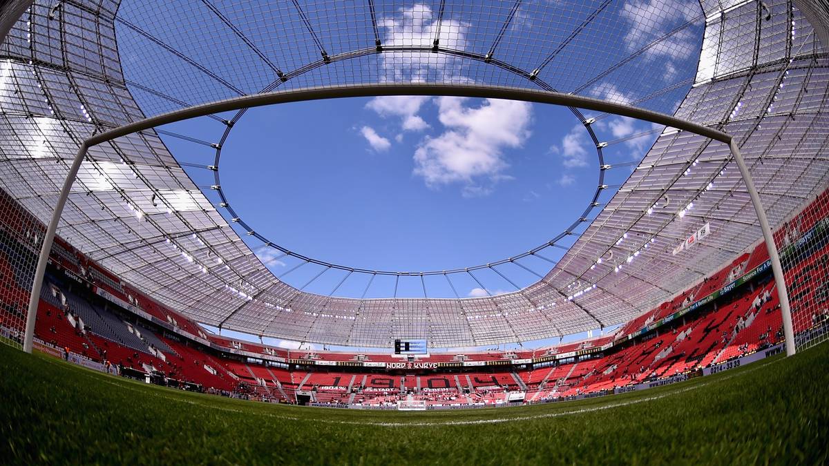 In der Leverkusener BayArena peilen die Gastgeber mit einem Sieg gegen Hannover 96 den Sprung auf Platz drei an. Nach dem 0:0 von Konkurrent Borussia Mönchengladbach in Frankfurt kann Bayer mit einem Heimerfolg an den Niederrheinern vorbeiziehen