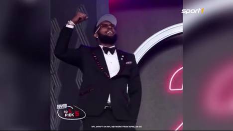 Kayvon Thibodeaux zeigt sich beim diesjährigen NFL Draft nach seiner Ziehung als Pick #5 direkt von seiner besten Seite. Der Defensive End tanzend in Richtung Commissioner Roger Goodell und New York Giants-Contract.