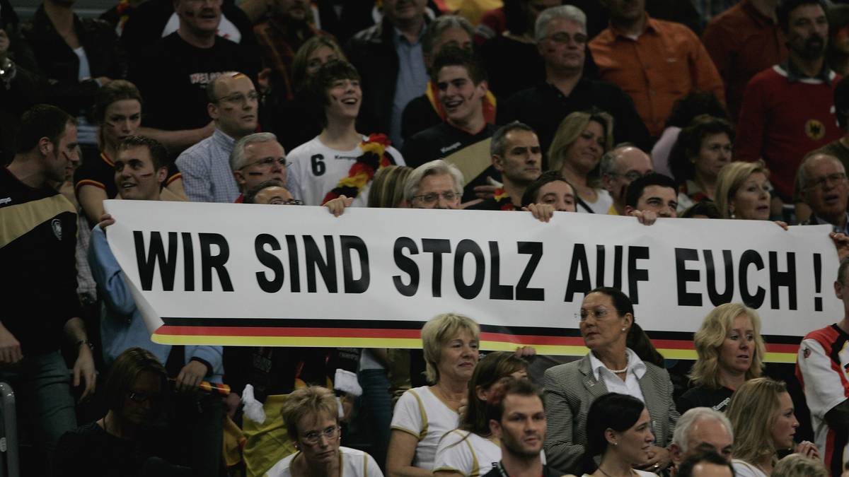 Die guten Leistungen der Nationalmannschaft entfachen eine nie dagewesene Handball-Euphorie. Die Hallen sind zu 99 Prozent ausgelastet, ein Millionenpublikum verfolgt die Spiele vor den TV-Geräten