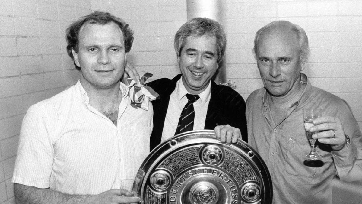 Der damalige Manager Uli Hoeneß (l., mit Vereinspräsident Fritz Scherer) holte Lattek zurück zum  FC Bayern, wo er bis 1987 seine Meistertitel sechs bis acht errang - bis heute Rekord. 
