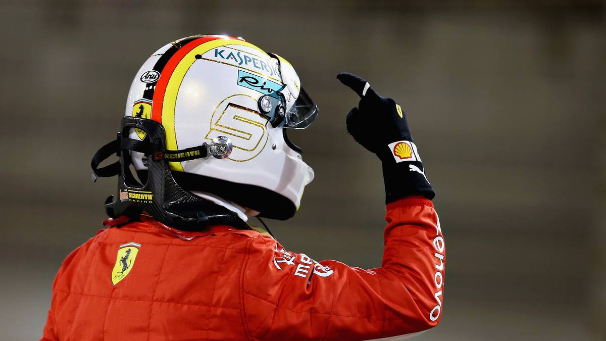 Sebastian Vettel zeigt an, wer im Qualifying die Nummer 1 war