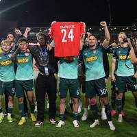 Jahn Regensburg kehrt nach einem Jahr in die 2. Bundesliga zurück - und widmet den Aufstieg dem im Herbst tragisch verstorbenen Mitspieler Agyemang Diawusie.