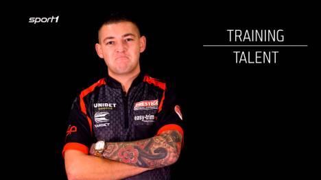 Nicht lange nachdenken, sofort für eine Variante entscheiden: Nathan Aspinall in der Darts-Schnellfragerunde. Die Darts-WM – ab dem 15. Dezember auf SPORT1.
