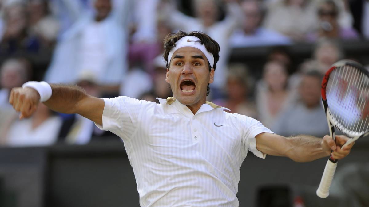 2009 holt Roger Federer (Bild) in Wimbledon seinen 15. Grand-Slam-Titel und überholt damit Pete Sampras. Gegen einen bissigen Andy Roddick erkämpft er in 4 Stunden und 16 Minuten ein 5:7, 7:6 (8:6), 7:6 (7:5), 3:6 und 16:14. 50 Asse gelingen dem Schweizer in der Partie. Damit schrammt er um ein Ass am Wimbledon-Rekord von Ivo Karlovic vorbei