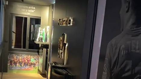 Cristan Tello lief einst im Camp Nou für den FC Barcelona auf und sammelte fleißig Titel. Seine Erfolge stellt Tello in einem kleinen Museum bei sich Zuhause aus.