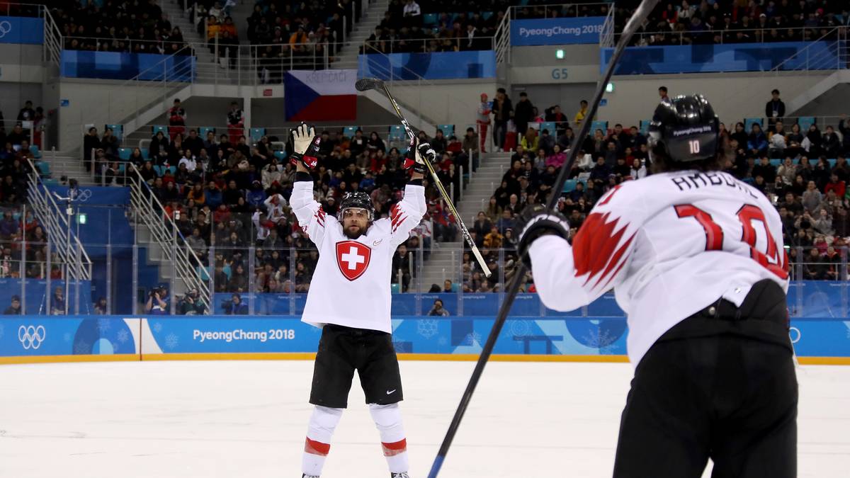 PLATZ 6 - SCHWEIZ: Die Eidgenossen haben viele Spieler aus der eigenen Liga in ihren Reihen, doch auch NHL-Power ist vorhanden. Wenn eventuell noch Roman Josi und Kevin Fiala von den Nashville Predators dazustoßen (nach einem Playoff-Aus), könnte der Geheimfavorit die Großen ärgern