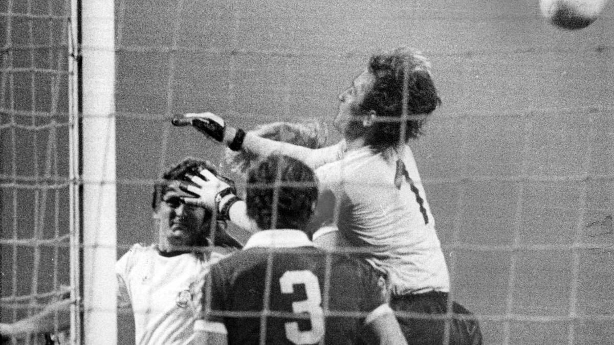 Einsame Spitze ist und bleibt der Kölner Dieter Müller. Nachdem der Torschützenkönig der Vorsaison in den ersten beiden Saisonspielen torlos bleibt, lässt er Bremen leiden – auch, weil ihm vor der Partie zu Ohren kommt, dass Gegenspieler Klaus-Dieter Höttges, Spitzname Eisenfuß, wettet, Müller werde auch gegen Werder leer ausgehen. Der Rest ist Geschichte