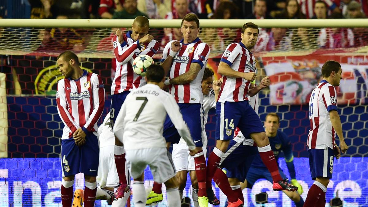 Gefürchteter Fuß: Cristiano Ronaldo versucht's per Freistoß. Noch ohne Erfolg... 